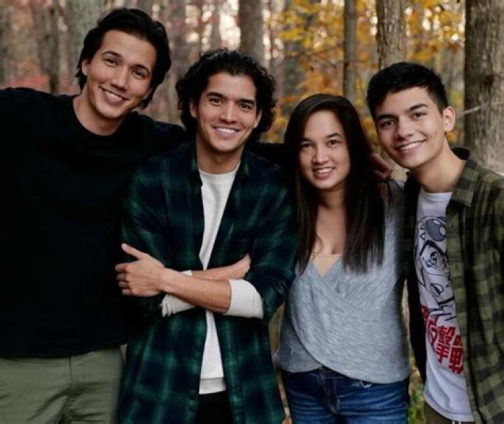 Aaron Burriss- Bio, Age, Height, Girlfriend, Dating, Net Worth