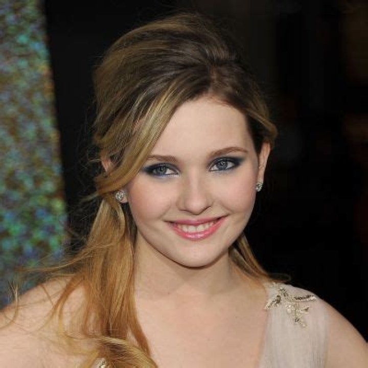 Abigail Breslin Announced Her Engagement To Her Longtime Boyfriend Ira Kunyansky