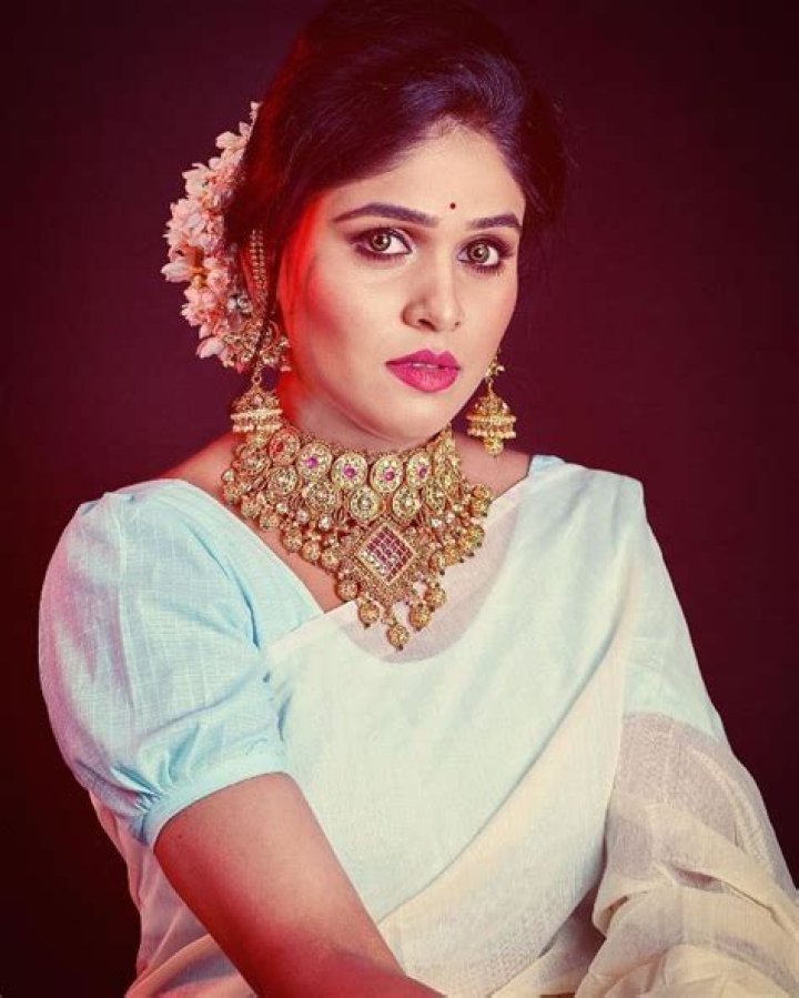 Akshaya Deodhar- Wiki, Age, Height, Net Worth, Husband, Marriage