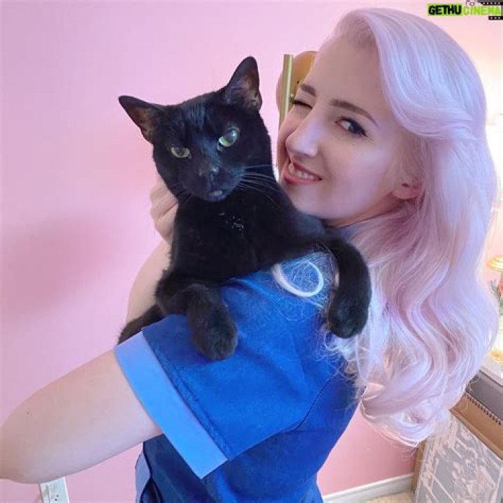Albinwonderland- Age, Net Worth, Height, Boyfriend, Nationality