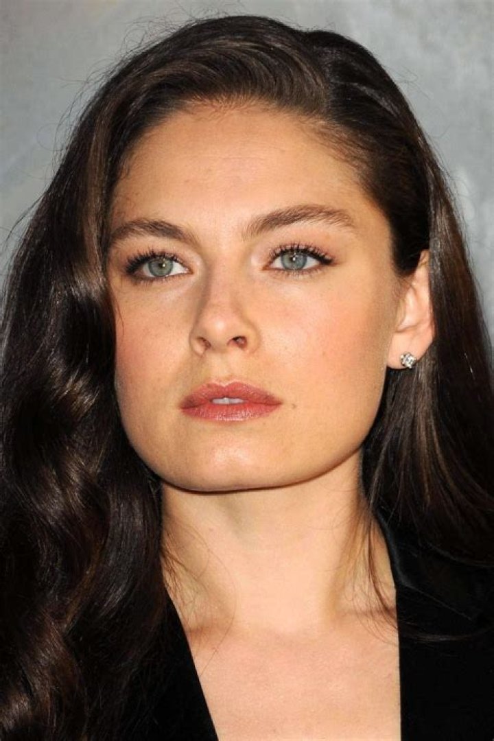 Alexa Davalos- Net Worth, Bio, Age, Husband, Children, Height, Career