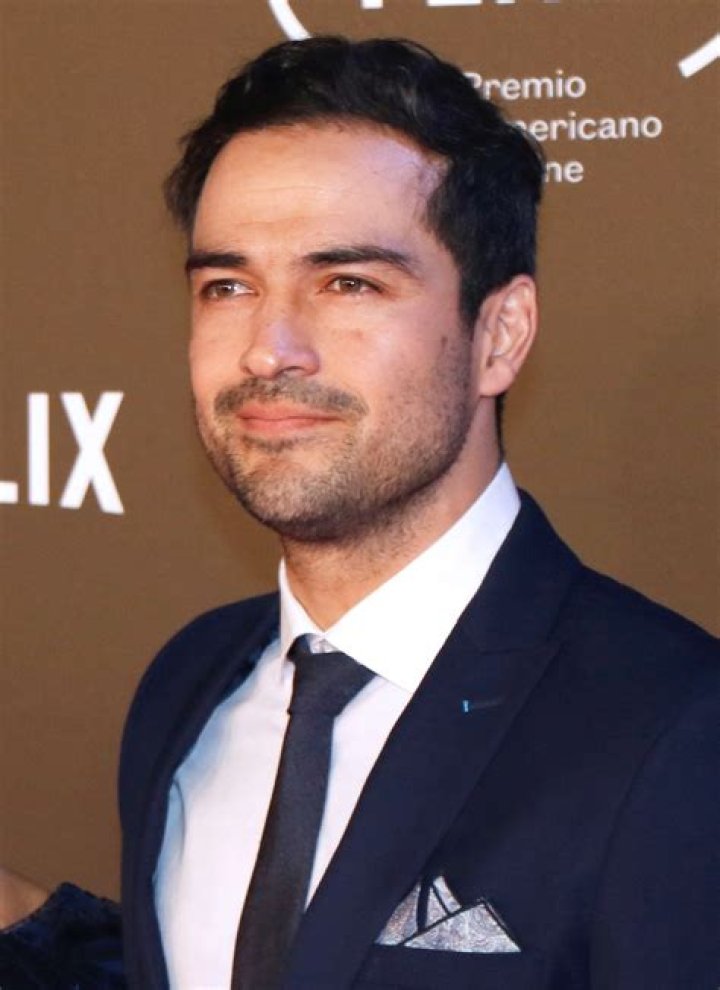 Alfonso Herrera Wiki, Biography, Age, Height, Net Worth, Wife
