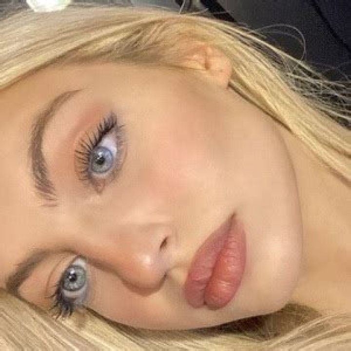 Alma Zion- Age, Net Worth, Height, Boyfriend, Career, Ethnicity