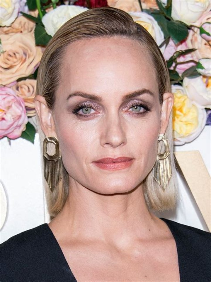 Amber Valletta- Age, Net Worth, Height, Husband, Nationality