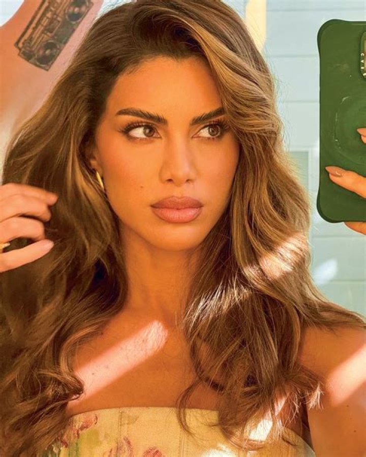 Camila Coelho- Wiki, Age, Height, Net Worth, Boyfriend, Dating