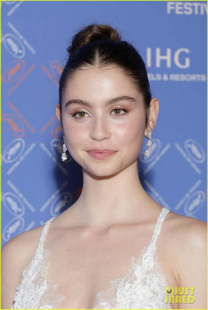 Carys Zeta Douglas- Wiki, Age, Height, Net Worth, Boyfriend, Ethnicity