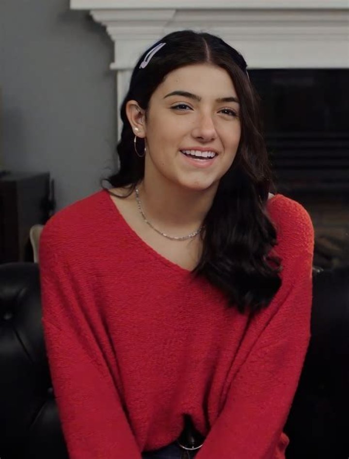 Charli D’Amelio- Age, Height, Boyfriend, Net Worth, Ethnicity