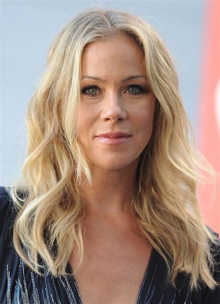 Christina Applegate- Bio, Wiki, Age, Net Worth, Husband, Marriage