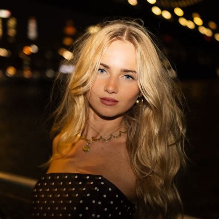 Claire Rosinkranz- Bio, Age, Height, Net Worth, Boyfriend, Dating