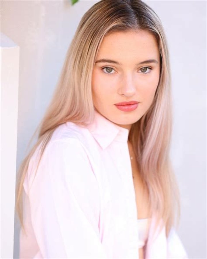 Cosette Rinab- Age, Net Worth, Height, Boyfriend, Nationality