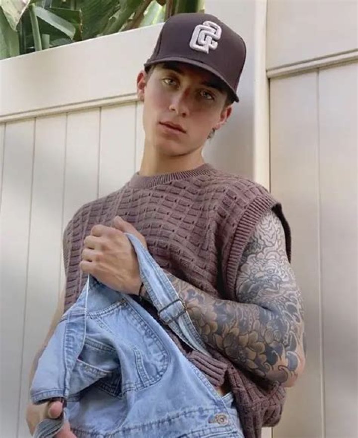 Dakota Lewis- Net worth, Age, Birthday, Height, Girlfriend, Career