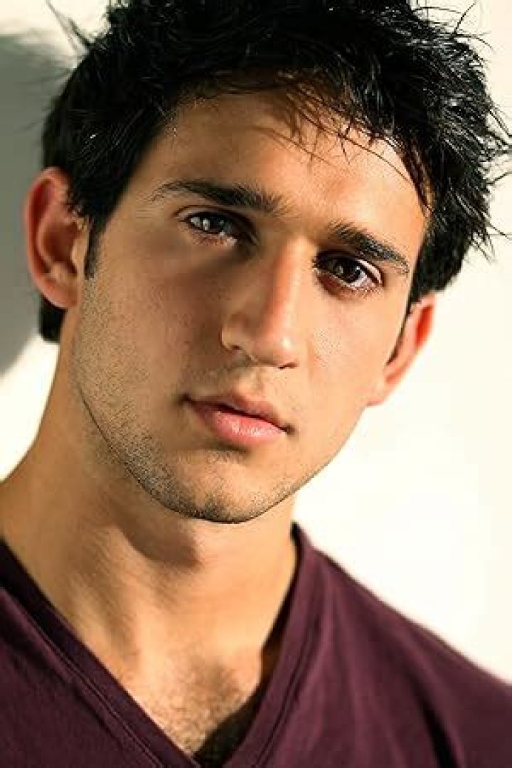 Darius Homayoun- Wiki, Age, Height, Net Worth, Boyfriend, Ethnicity