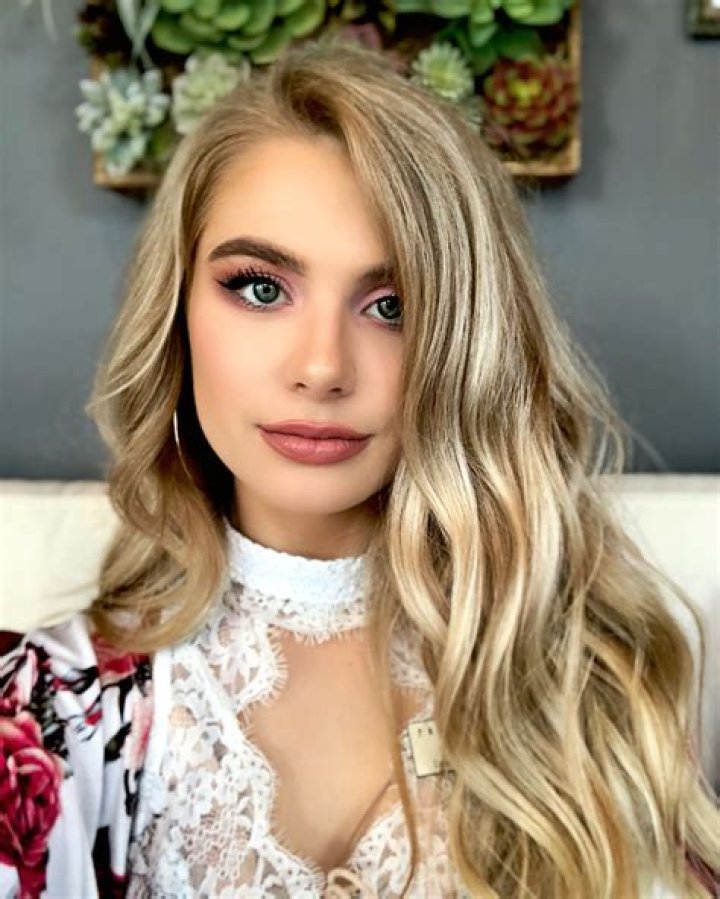 Demi Burnett- Bio, Age, Height, Net worth, Dating, Weight