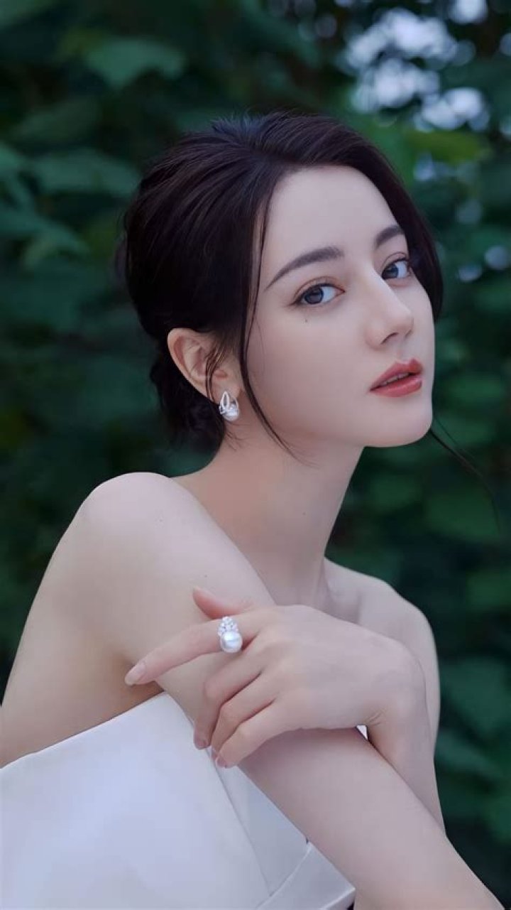 Dilraba Dilmurat- Wiki, Biography, Age, Height, Net Worth, Boyfriend