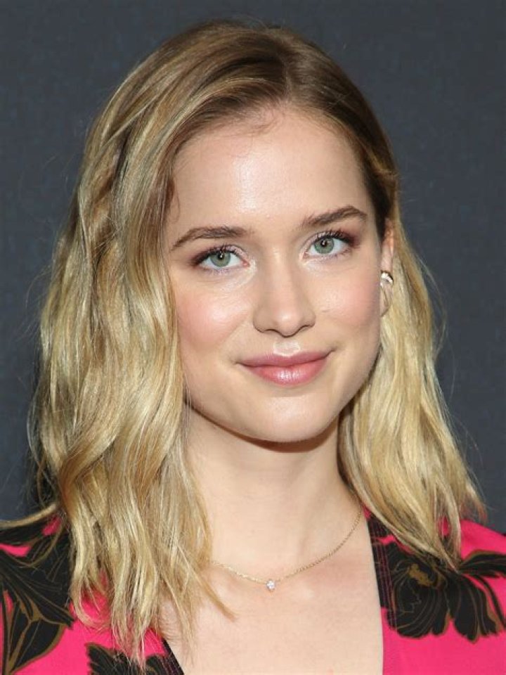 Elizabeth Lail- Wiki, Biography, Age, Height, Net Worth, Husband
