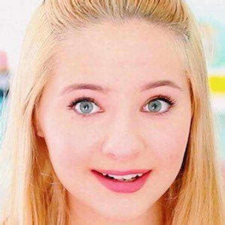 Ella Elbells- Biography, Age, Height, Net Worth, Boyfriend, Dating