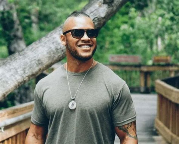 
Who Is Elliott Hulse? Wiki, Age, Height, Wife, Net Worth, Ethnicity, Career	