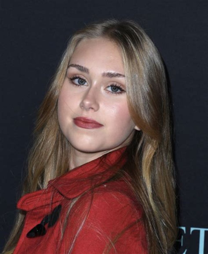 Emily Skinner- Biography, Age, Height, Net Worth, Boyfriend, Dating