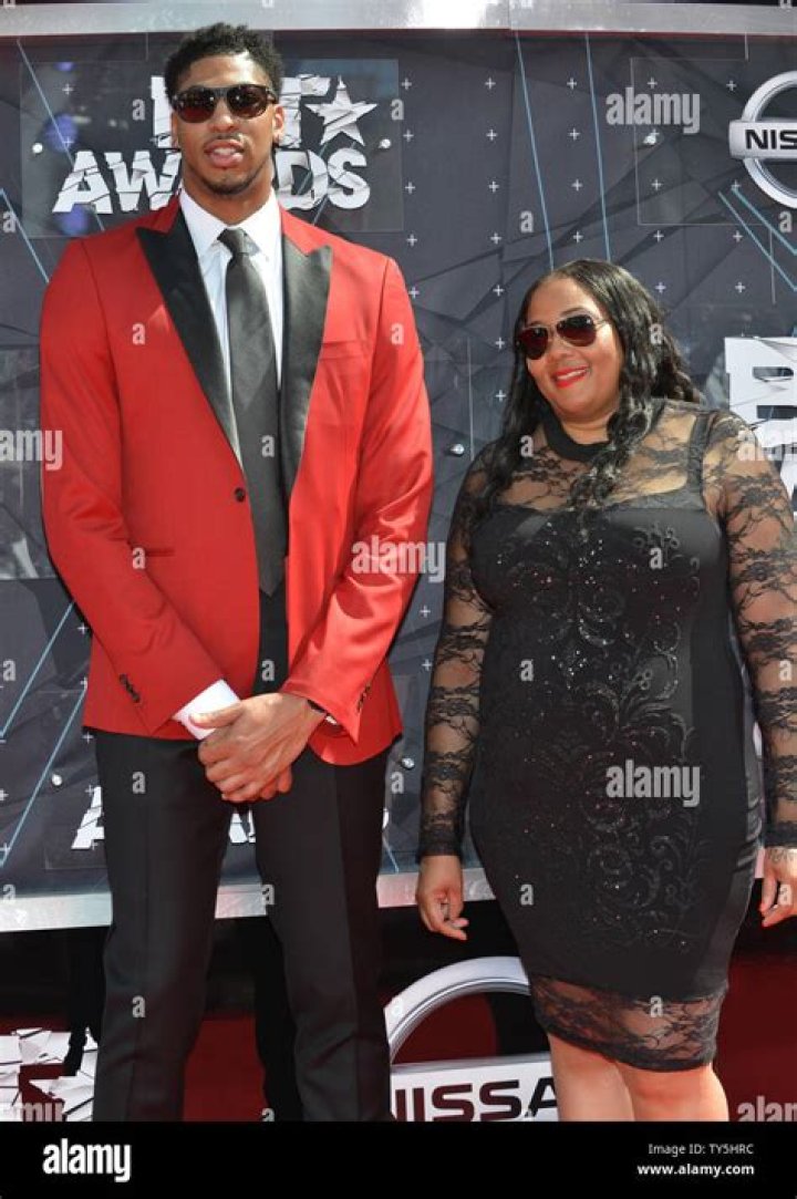 Erainer Davis- Wiki, Age, Ethnicity, Husband, Height, Net Worth, Career