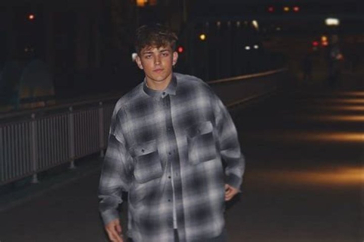 Ethan Crosby- Net Worth, Girlfriend, Height, Bio, Age, Nationality, Instagram