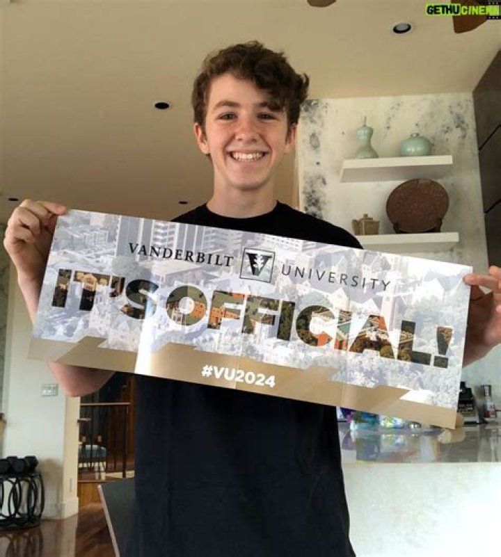 Ethan Wacker- Bio, Wiki, Age, Girlfriend, Weight, Height, Net Worth