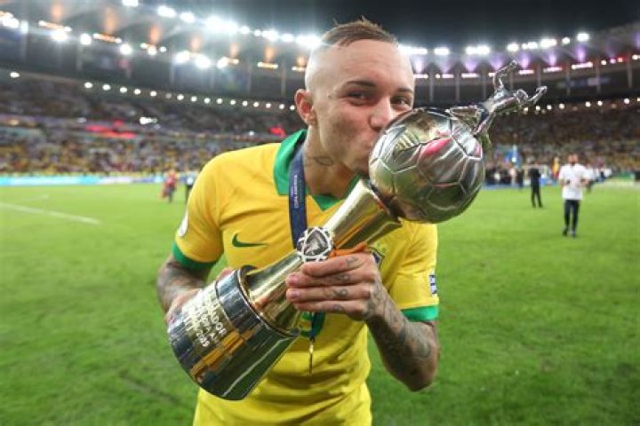 Everton Soares- Wiki, Age, Ethnicity, Wife, Height, Net Worth, Career