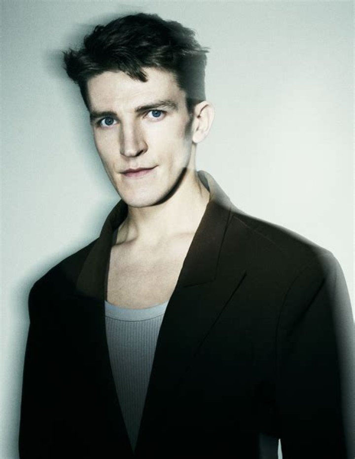 Ewan Mitchell- Wiki, Age, Girlfriend, Ethnicity, Net Worth, Height, Career