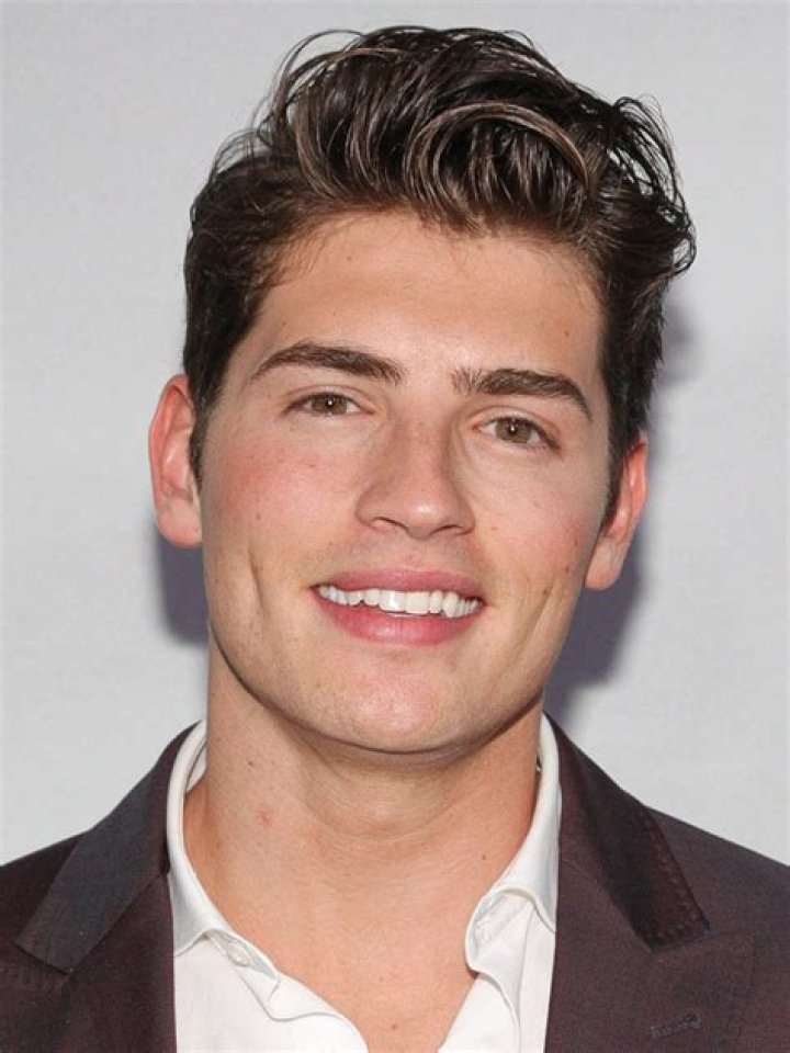 Gregg Sulkin- Wiki, Age, Height, Net Worth, Girlfriend, Ethnicity