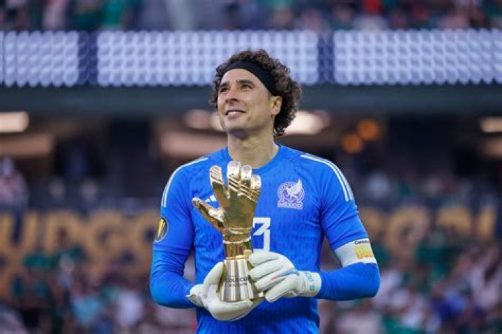 Guillermo Ochoa- Wiki, Age, Ethnicity, Wife, Height, Net Worth, Career