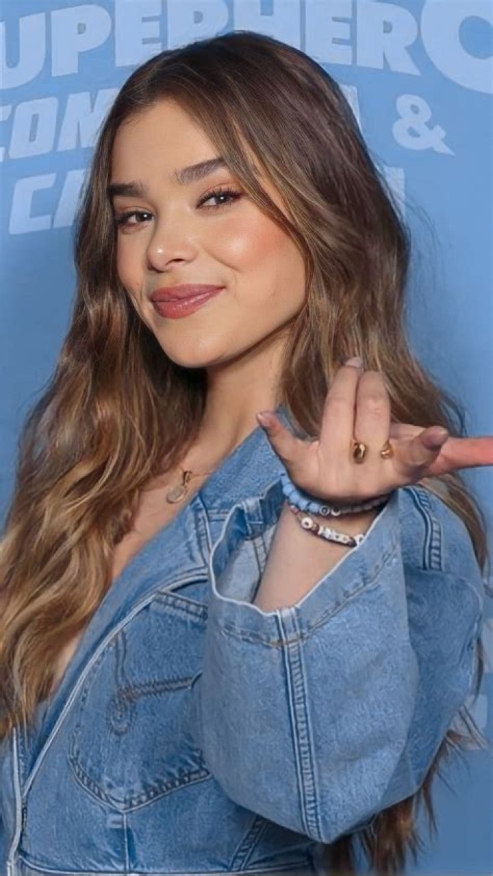 Hailee Steinfeld- Age, Net Worth, Height, Boyfriend, Nationality