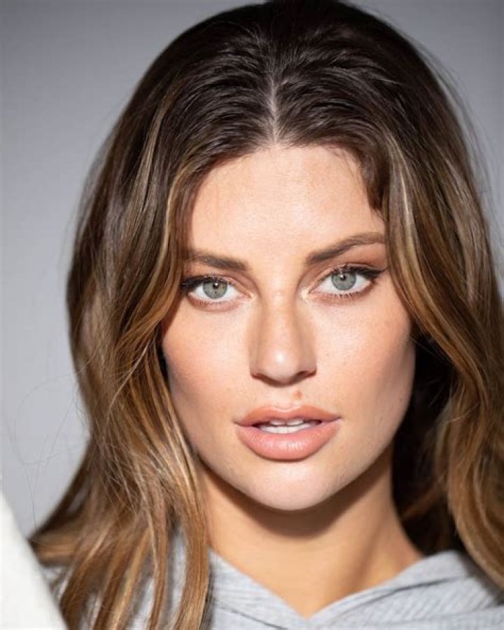 Hannah Stocking- Bio, Age, Height, Boyfriend, Net Worth, TikTok, Career