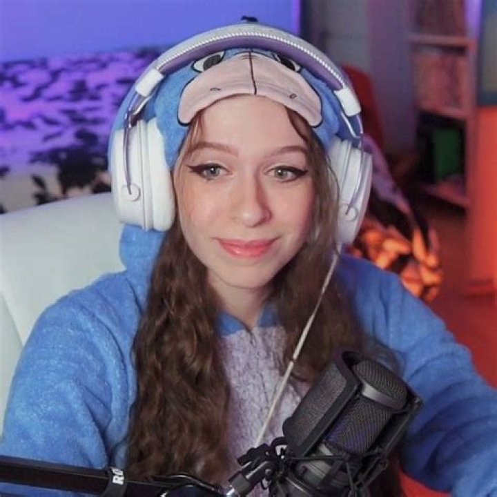 Hannahxxrose- Bio, Age, Net Worth, Boyfriend, Dating, Height