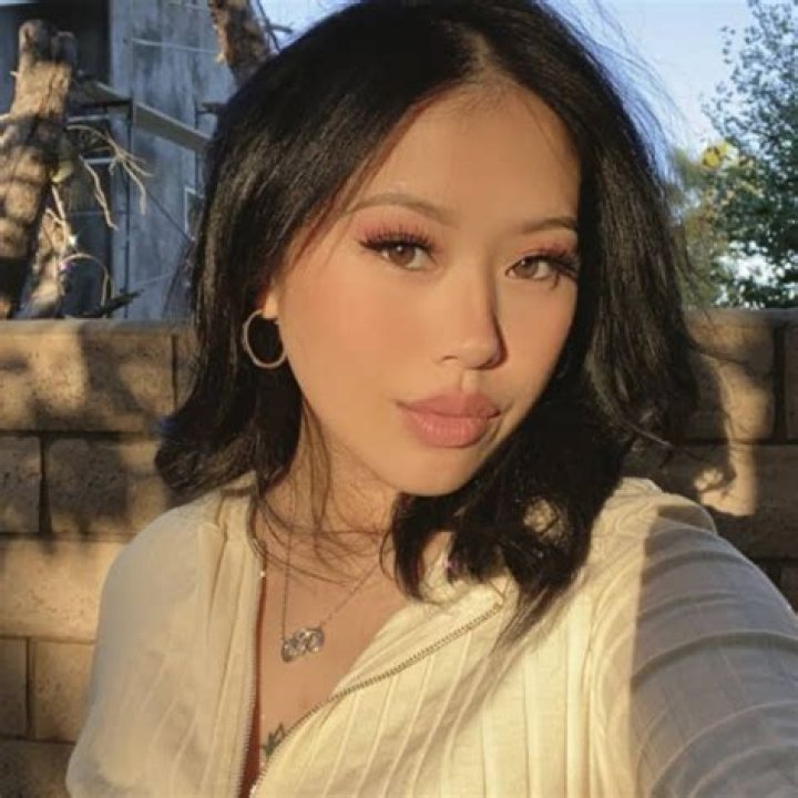 Hello Langie- Net Worth, Real Name, Age, Boyfriend, Height, Career