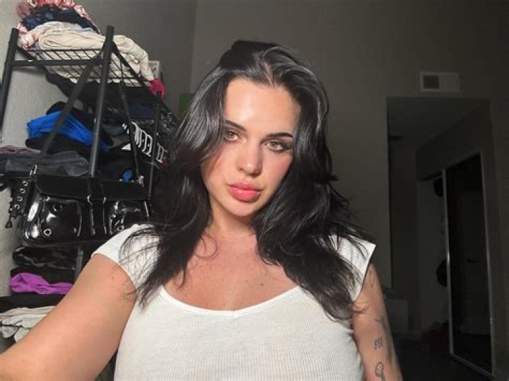 Hope Schwinghamer- Bio, Age, Height, Net Worth, Boyfriend, Dating