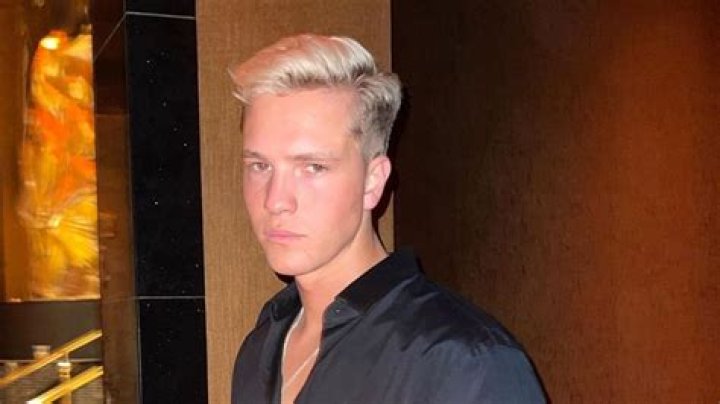 Hunter Hoffman- Bio, Age, Height, Net Worth, Girlfriend, Dating