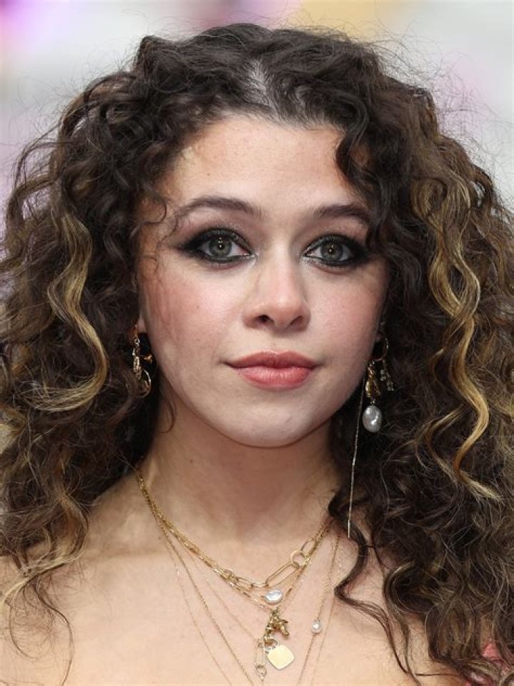 Isis Hainsworth- Wiki, Net Worth, Age, Ethnicity, Boyfriend, Height, Career