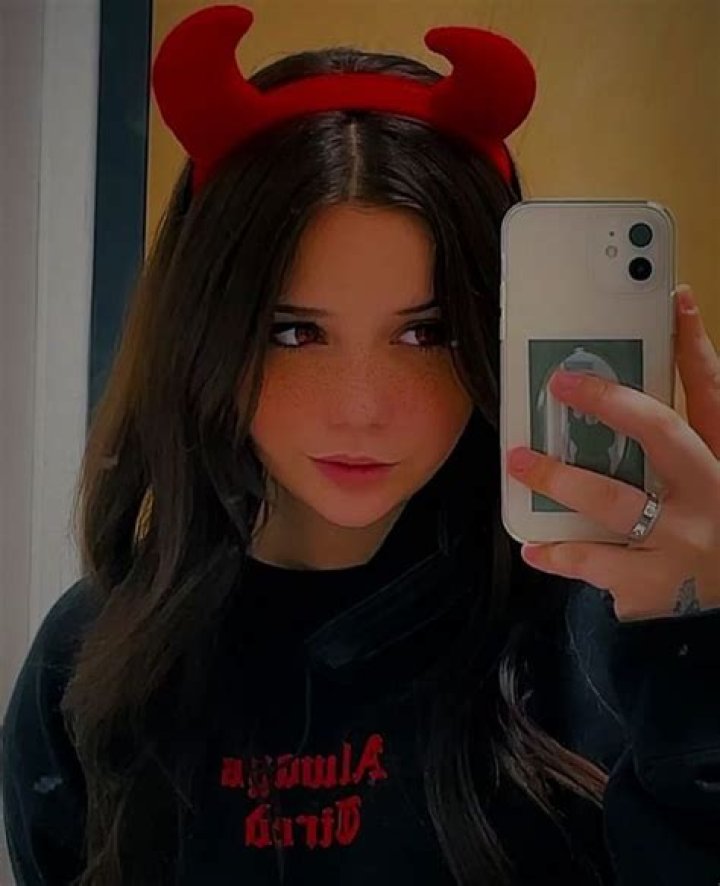 ItsAlyssalh- Net Worth, Bio, Age, Boyfriend, Height, Twitch, Career