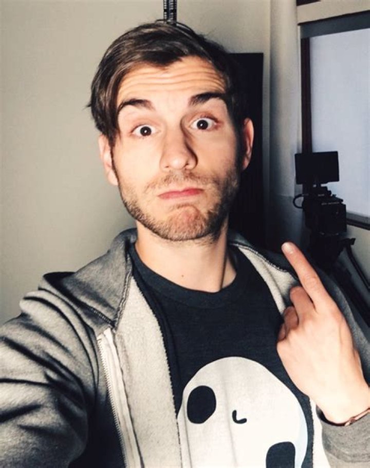 Jake Roper- Net Worth, Bio, Age, Girlfriend, Career, Ethnicity