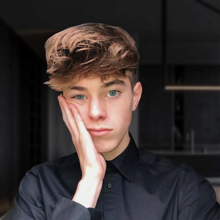 Jeremy Hutchins- Net Worth, Age, Ethnicity, Girlfriend, Height, Career