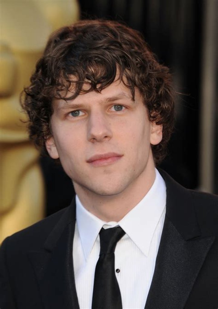 Jesse Eisenberg- Bio, Net Worth, Height, Girlfriend, Career