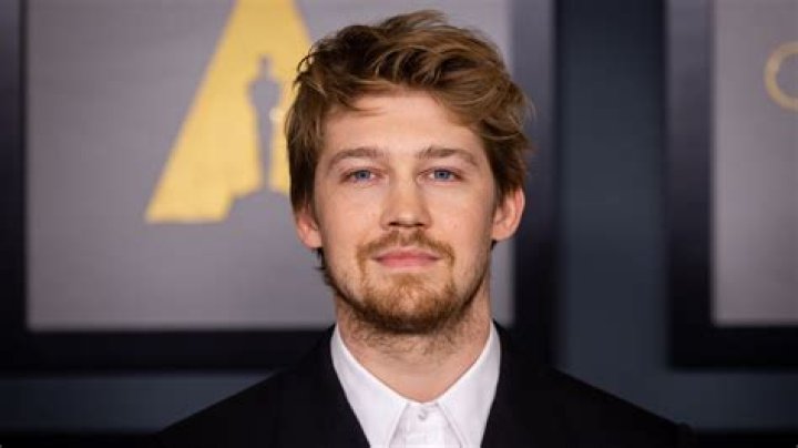 Joe Alwyn- Wiki, Age, Height, Net Worth, Girlfriend, Career