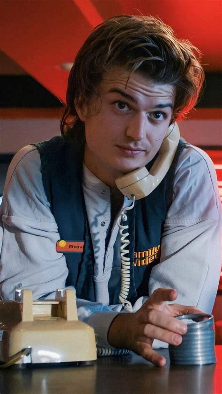Joe Keery- Net Worth, Age, Bio, Height, Girlfriend, Nationality, Instagram