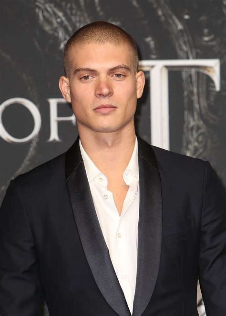 Josha Stradowski Biography, Girlfriend, Age, Height, Net Worth, Career