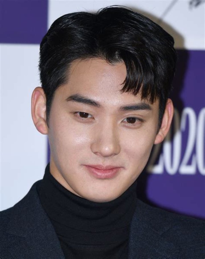 Jung Ga-ram- Bio, Age, Height, Net Worth, Girlfriend, Dating