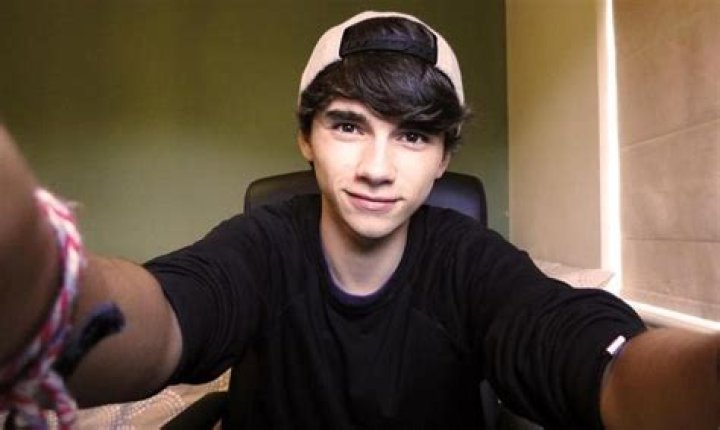 Kiingtong- Bio, Wiki, Age, Girlfriend, Weight, Height, Net Worth, Career