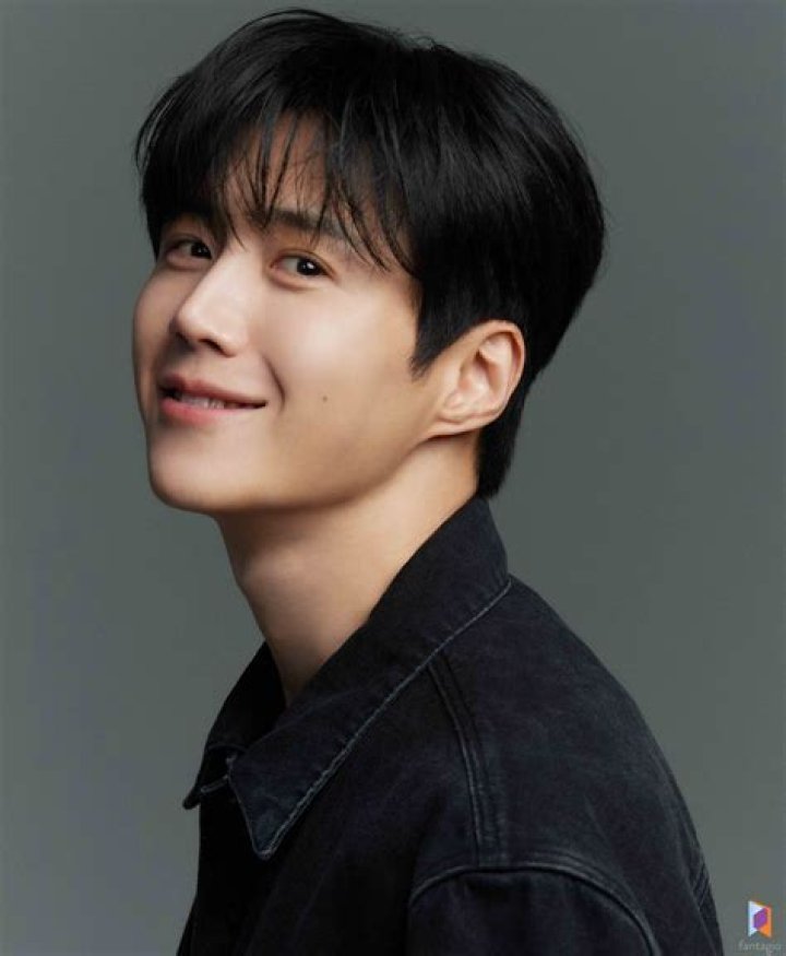 Kim Seon-Ho Apologizes To All Of His Fans For Touching The Void