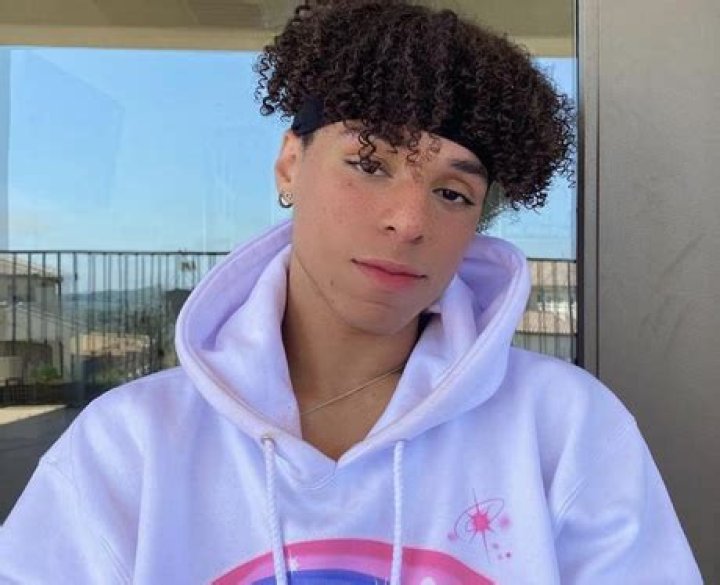 Larri Merritt- Net Worth, Bio, Age, Nationality, Height, Girlfriend, Tik Tok