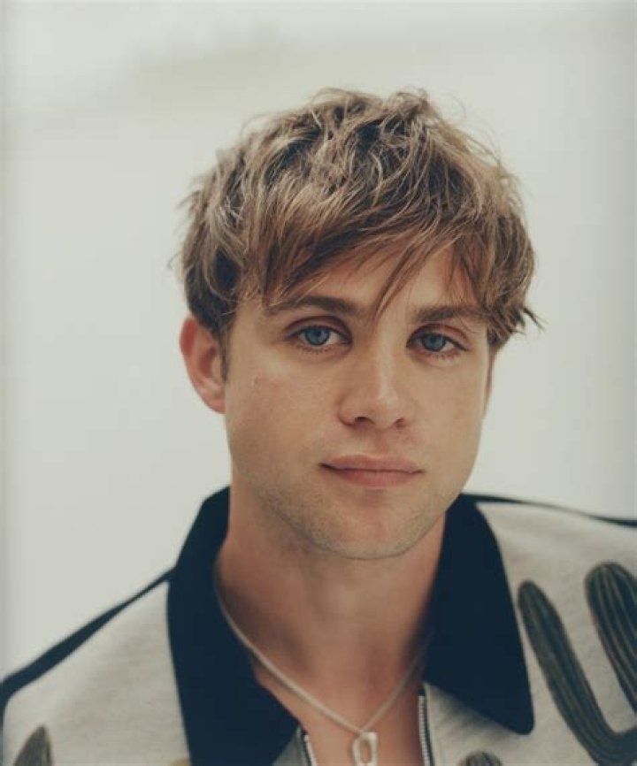 Leo Woodall- Wiki, Age, Height, Net Worth, Girlfriend