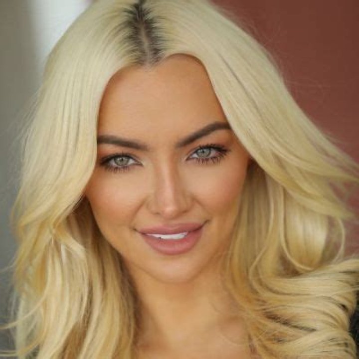 Lindsey Pela- Wiki, Age, Height, Net Worth, Husband, Ethnicity