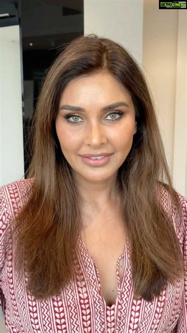 Lisa Ray- Wiki, Biography, Age, Height, Net Worth, Husband